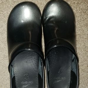 DANSKO SZ 41 SILVER & BLACK NURSING CLOGS